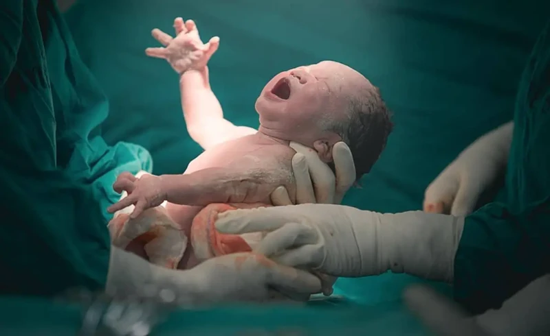 تفسير بعض الرؤى الشائعة المتعلقة بحلم الولادة والإنجاب